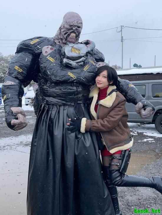 日本COSER艾达·王写真引热议，与追迹者合影手部位置引调侃