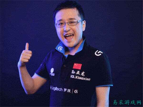 LPL名宿笑笑漫展封神！公主抱女Coser深蹲5个，爆金币347万后，老艺术家的从容藏不住了！