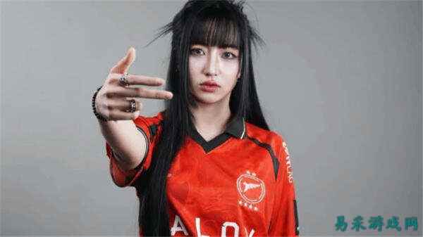 泰国国家队女电竞选手作弊被抓！比赛时竖中指挑衅，还找男朋友代打？