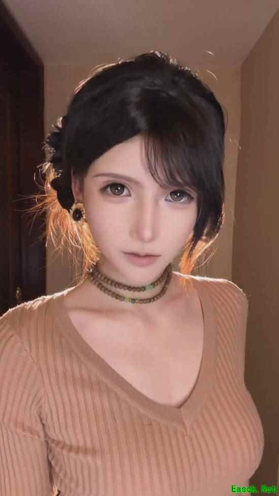 抖音Cosplayer佑真素颜神似蒂法引热议，高还原度Cosplay引爆全网