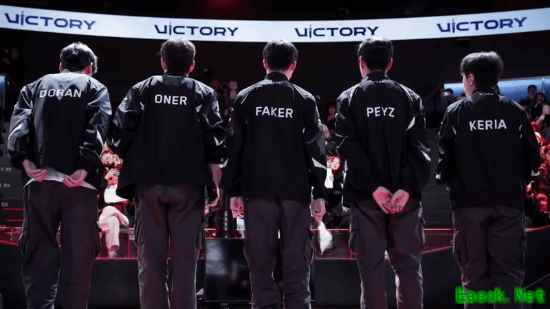 DK让二追三逆转T1晋级香港决赛,新人辅助泪洒赛场引热议