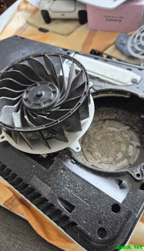 玩家晒PS5内部"积灰成灾"！网友：你家多久没扫了？