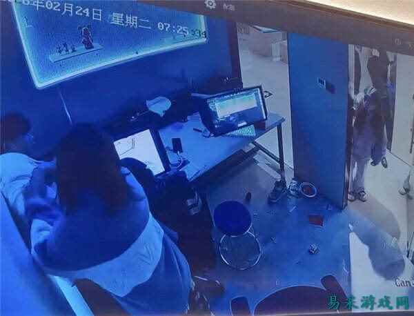 湖南男子网吧打游戏遭陌生女子闯包间骚扰！脱裤动手全程无人管？