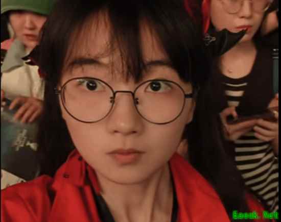 女版“Faker”现场观赛！引得超威一秒八次偷窥