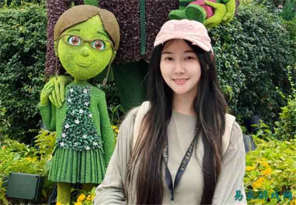 初代LOL女神小苍直播破防痛哭？！被网友吐槽年纪太大法令纹明显！