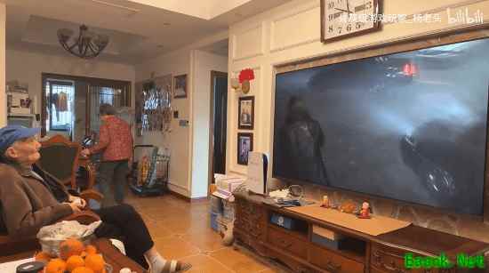 90岁杨老头开玩《生化危机9》！家人问怕不怕?他回:怕啥