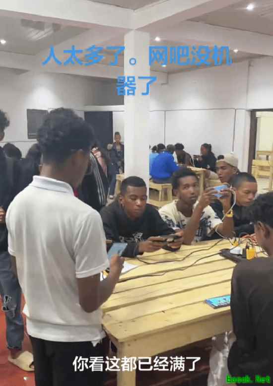 中国青年马达加斯加创太阳能手机网吧,低成本高人气成当地新地标