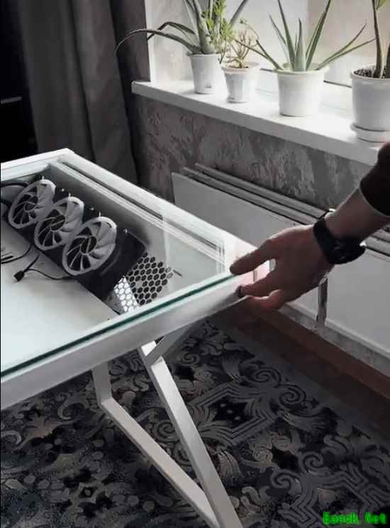 在玻璃桌面内部装机！点亮那一刻效果太爆炸