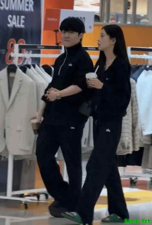 九年感情转瞬即逝！Rookie被曝与新女友甜蜜逛街