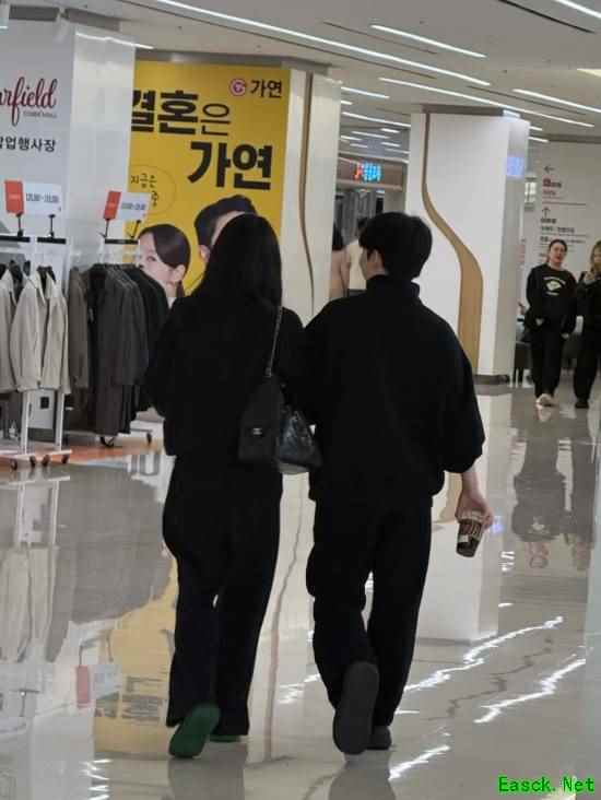 曝LPL冠军中单Rookie和新女友逛街:分手都不到一个月