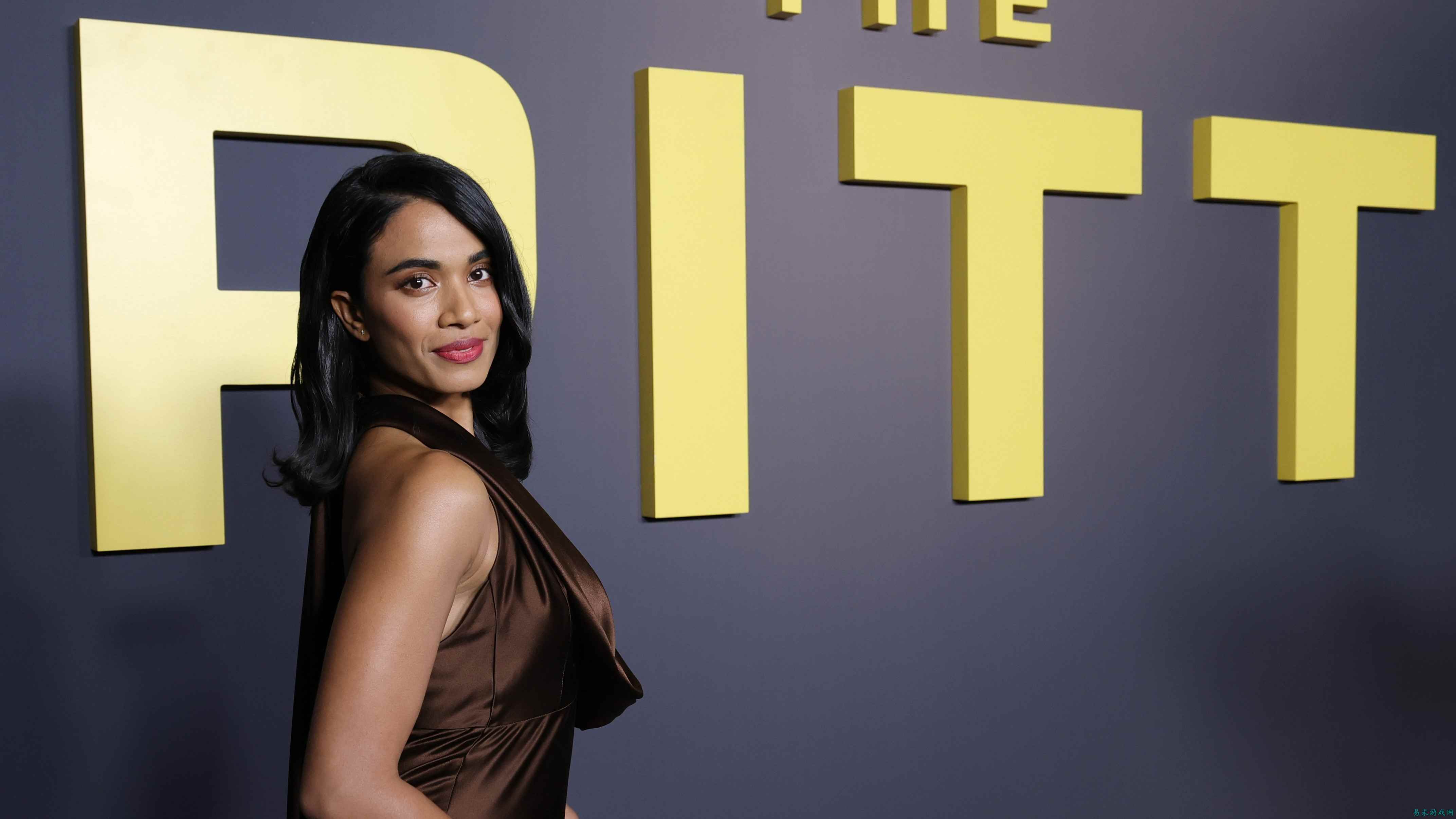 “急诊室是旋转门的高发地带”——《The Pitt》主演诺亚·怀利谈苏普里亚·加内什意外退出热门HBO剧集