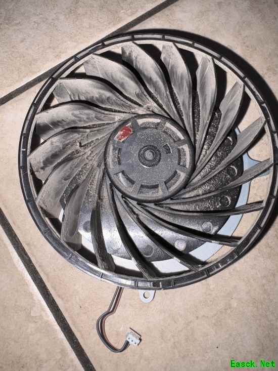 不必惊慌！玩家清洁PS5发现红色神秘部件