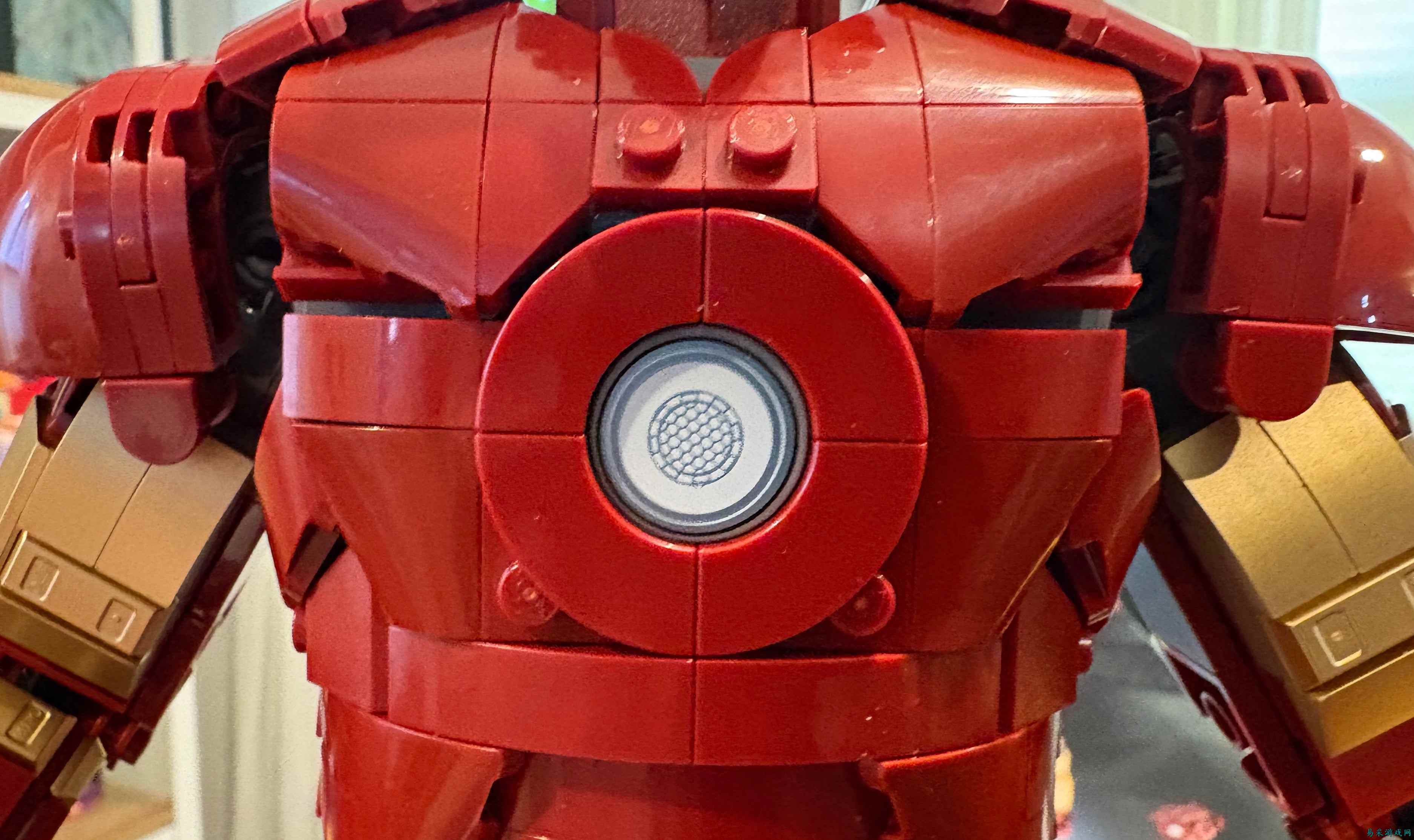 我们拼搭了 LEGO Iron Man Mark 3 Collectors' Edition，这套盔甲属于我们每个人心中的亿万富翁花花公子