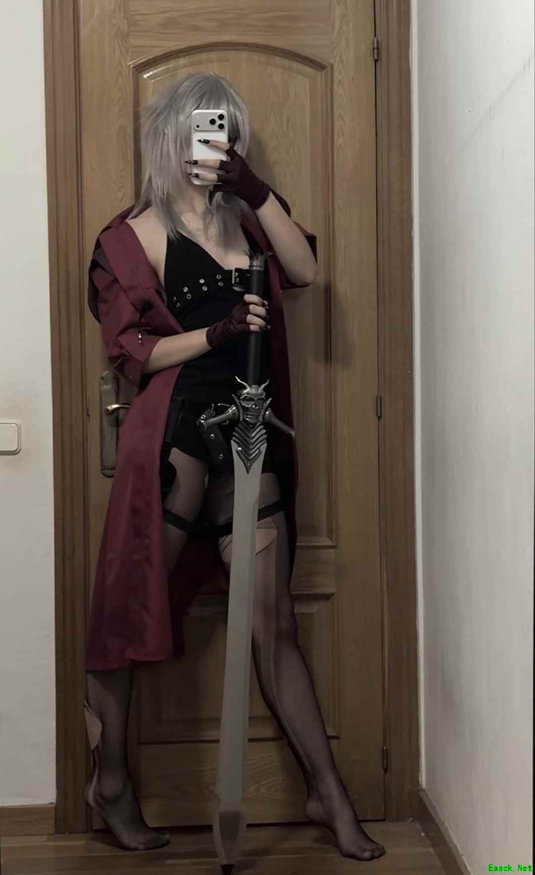 神谷英树转发女性版但丁写真并幽默回应嫁给我，引发玩家热议