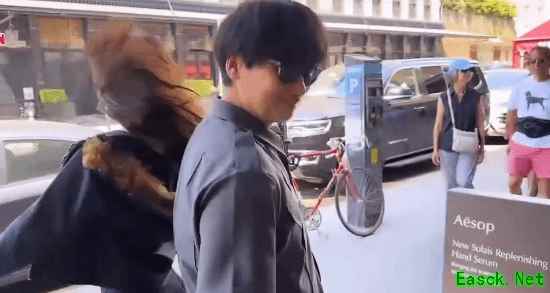 小岛秀夫和美女街头共舞！街头之旅好精彩