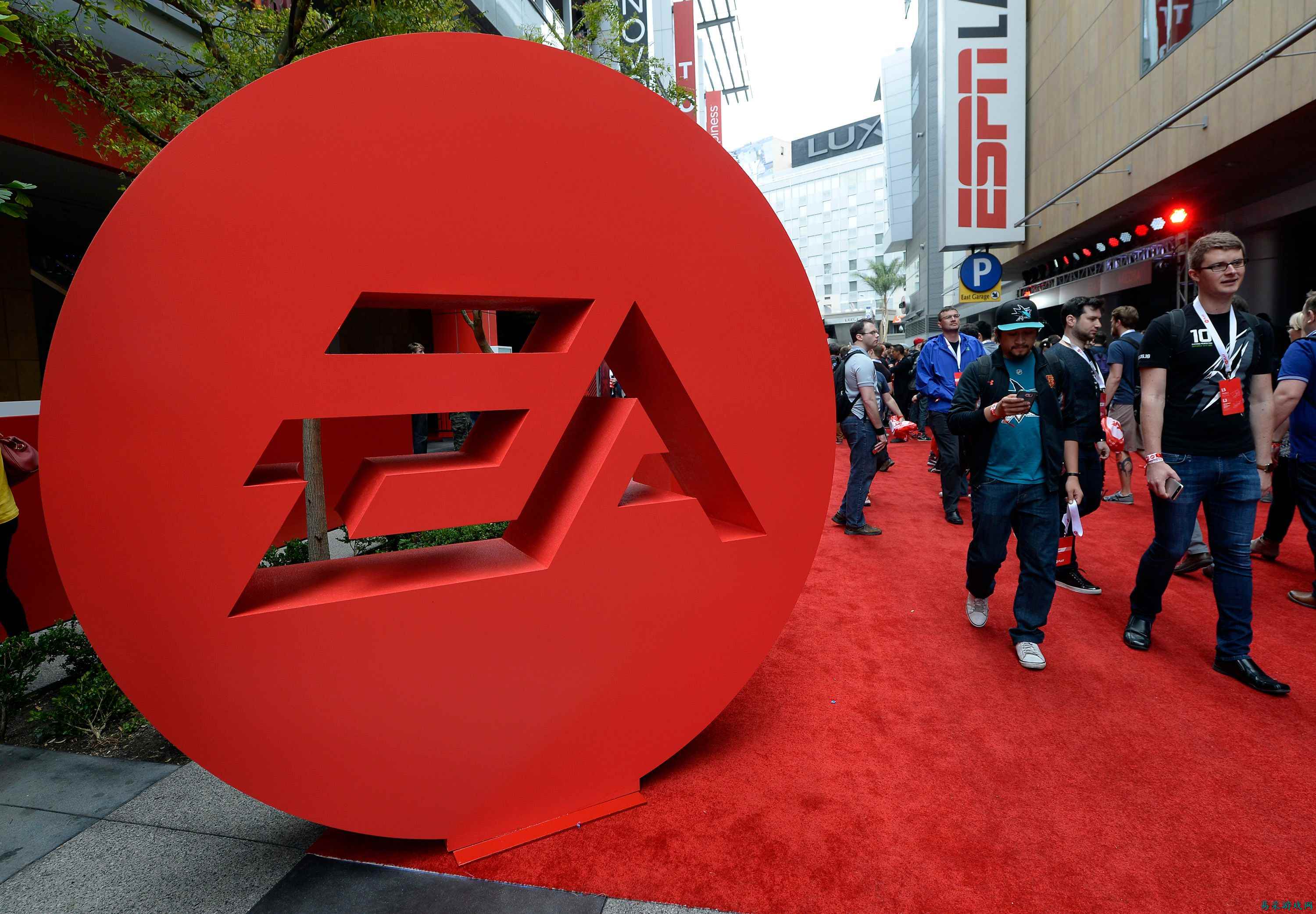 麦登橄榄球21、碗结合大学橄榄球 及更多 EA 游戏即将植入大量广告