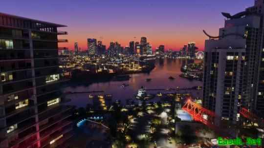 《GTA6》官网更新 新截图展示夜晚罪恶都市