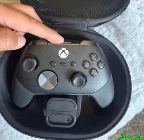 XBOX精英手柄三代实图泄露！带滚轮屏幕 今年能出