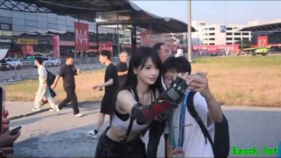 中国Coser Yanyan OXO神还原蒂法温柔气质,摸头细节引爆海外热议