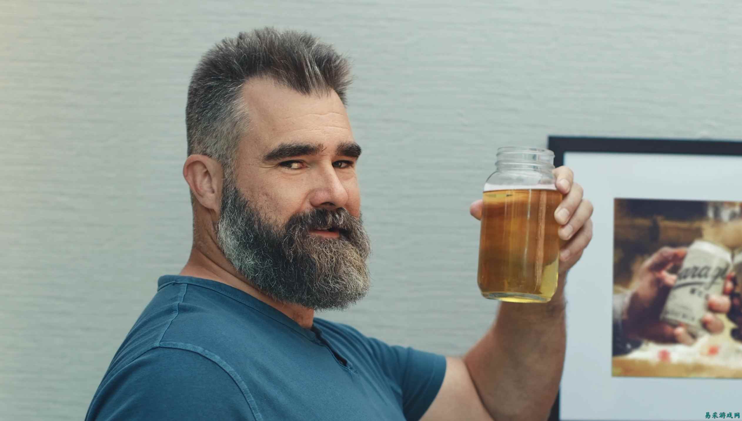 Jason Kelce 联手 Liquid Death：想用你的尿液为 AI 数据中心降温