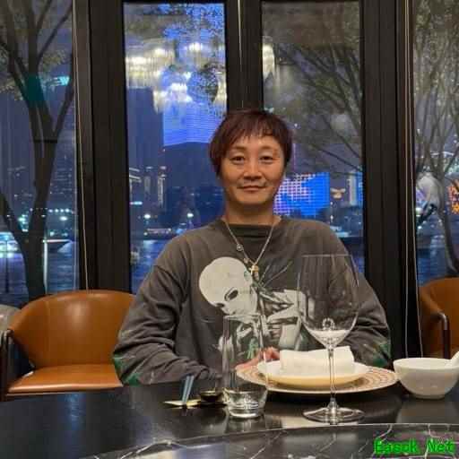 小高和刚戏谑蜕皮变美少女，荒诞社交动态引爆玩家热议