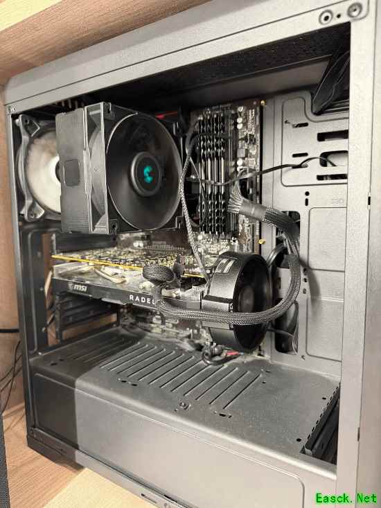 玩家给RX5700XT外挂AMD原装CPU风扇 显存加装铝制散热片 热点温度从106℃降至83℃