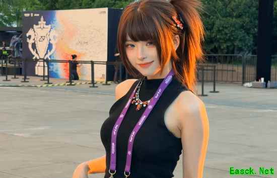博主小兔娘从网吧Cos兼职到登顶LOL十五周年庆典舞台