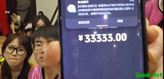 姿态回应975万银行卡现金上热搜 好友AJ调侃感觉少了