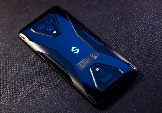 想要火力全开尽享吃鸡乐趣?或许你只缺了一部腾讯黑鲨游戏手机3